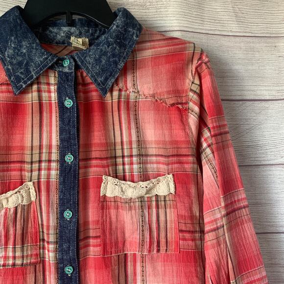 Gimmicks by BKE Pink and Blue Plaid and Lace Button Down Roll Tab Sleeves Size M - Picture 13 of 16